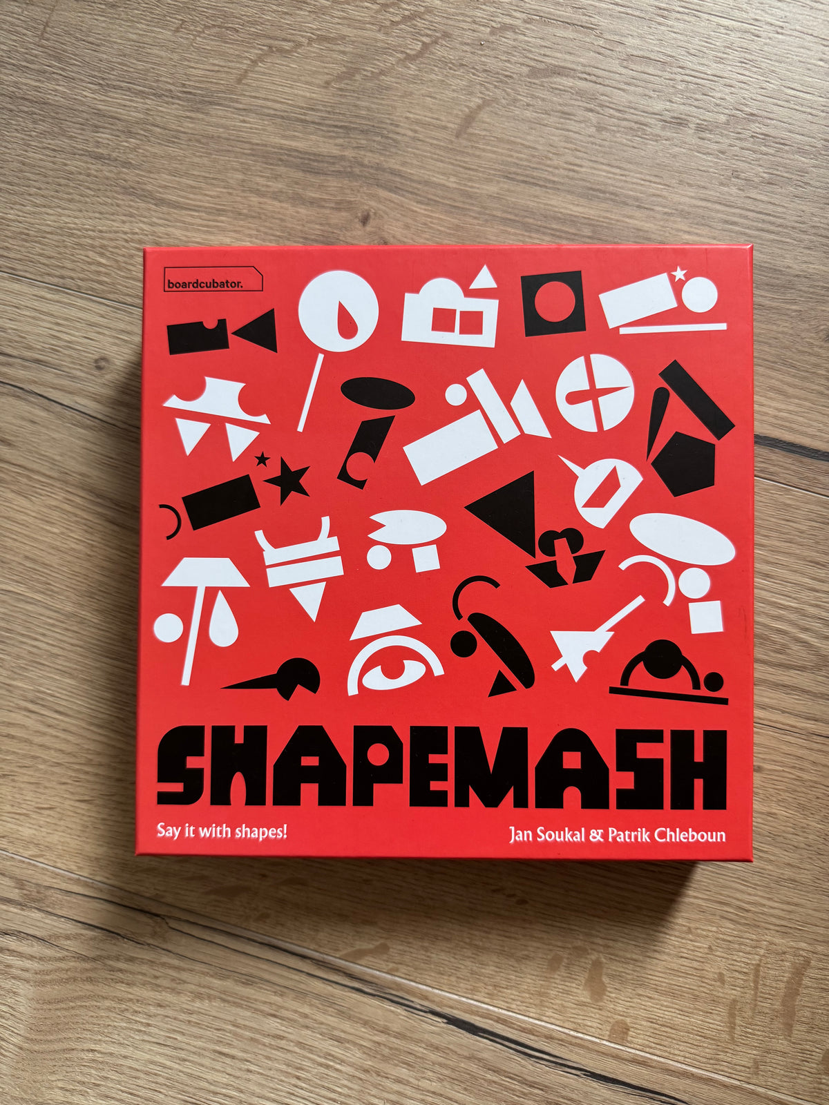 Shapemash box on a wooden table